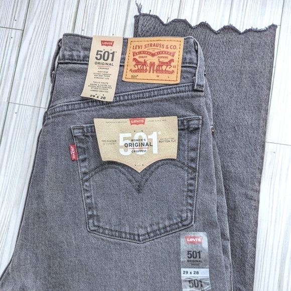 Levi's 501 Original Cropped Jean in Stone with Scalloped Hem Size 29 X 28 NWT - Picture 12 of 12